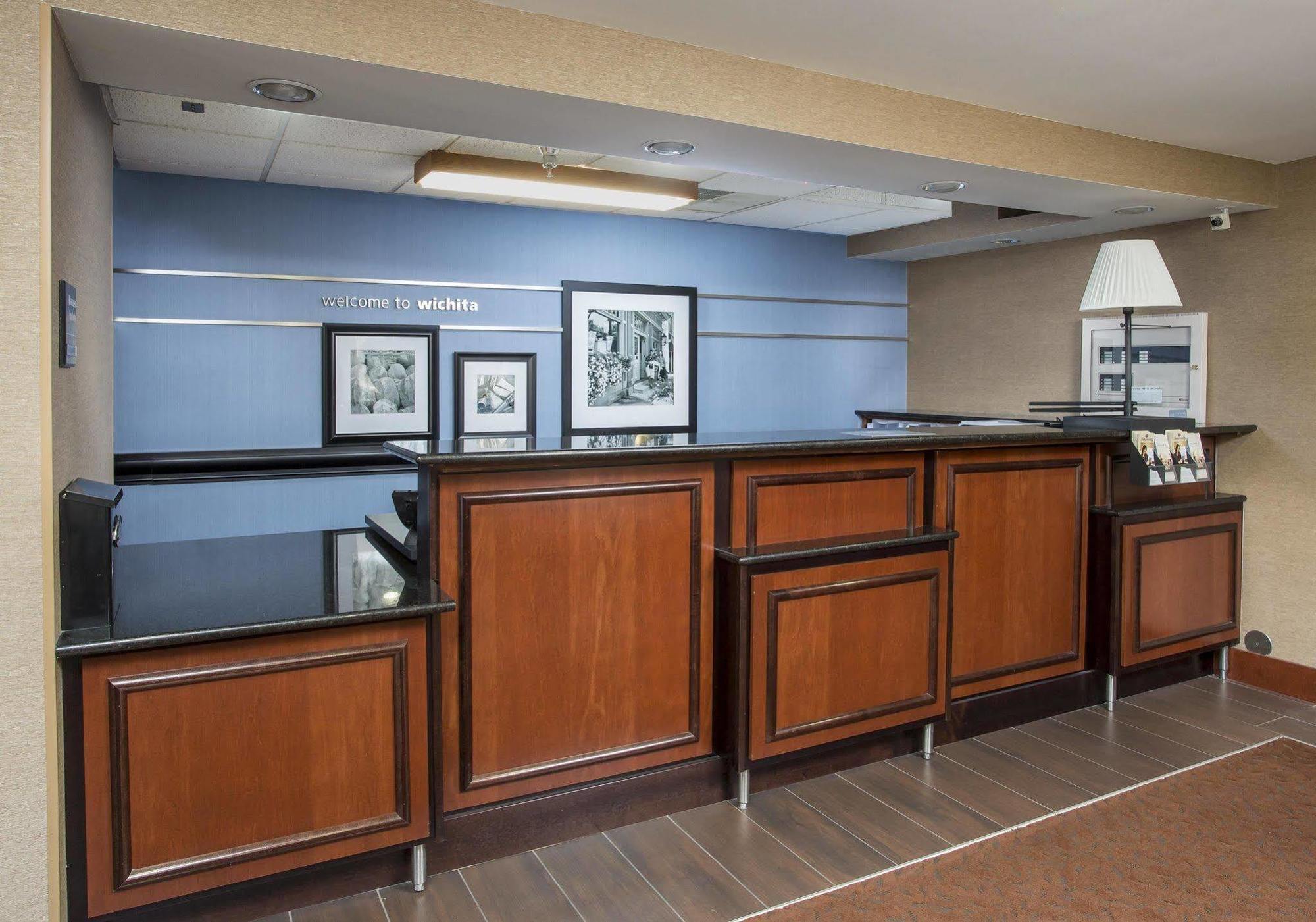 Hampton Inn Wichita-East Exteriör bild